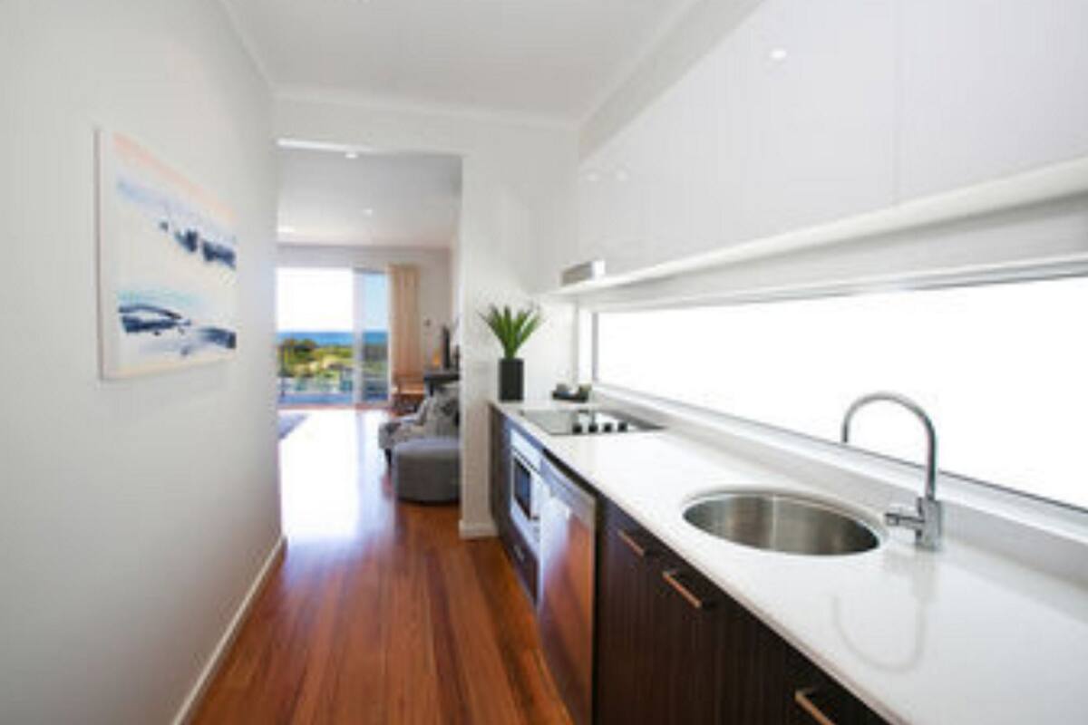 fridge, coffee/tea maker