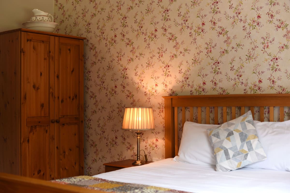 Triple Room, Ensuite | Desk, iron/ironing board, free WiFi