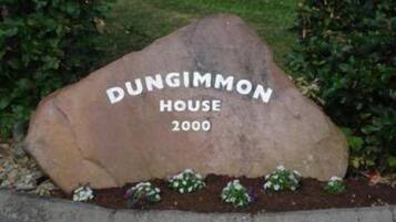 Una gran roca con la inscripción "DUNGIMMON HOUSE 2000".