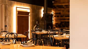 Breakfast, lunch, dinner served; Italian cuisine