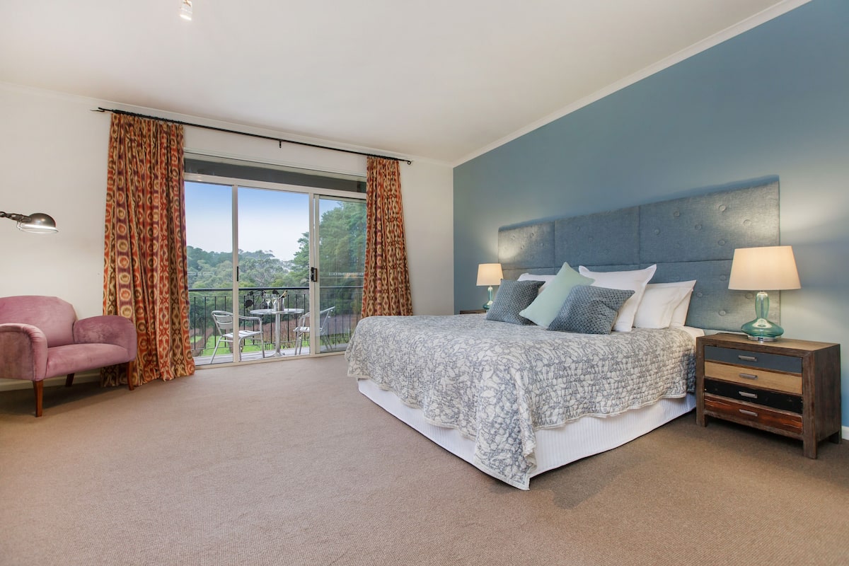 Pinot Vineyard View Room | Iron/ironing board, free WiFi