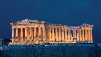 Le Parthénon à Athènes, en Grèce, illuminé au crépuscule.