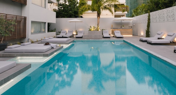 Piscina externa sazonal, funciona das 9h às 20h30, guarda-sóis