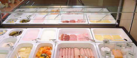 Sarapan prasmanan setiap hari (EUR 14.00 per orang)