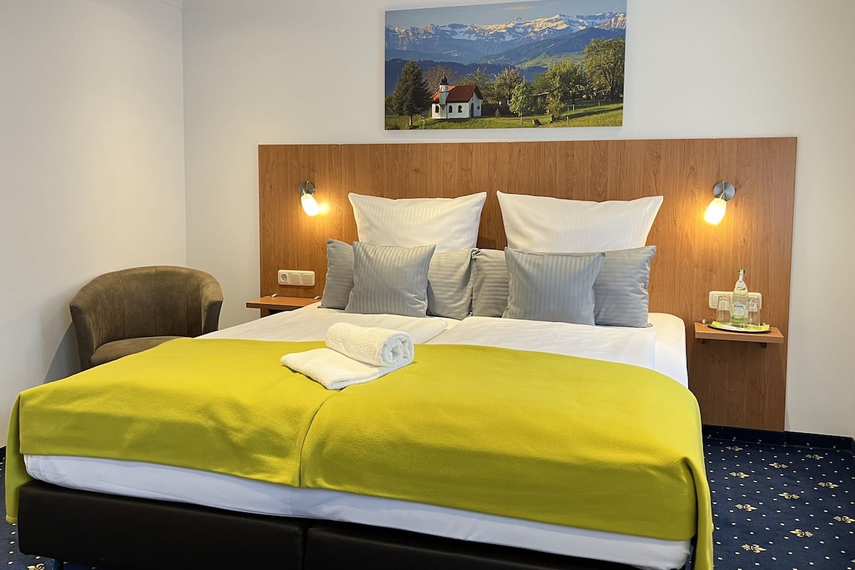 Phòng đôi tiện nghi đơn giản | Bộ đồ giường kháng dị ứng, minibar, két bảo mật tại phòng, bàn 