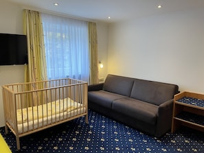 Superior Family Room | Hypo-allergenic bedding, minibar, in-room safe, desk - Hotel Post (Scheidegg)