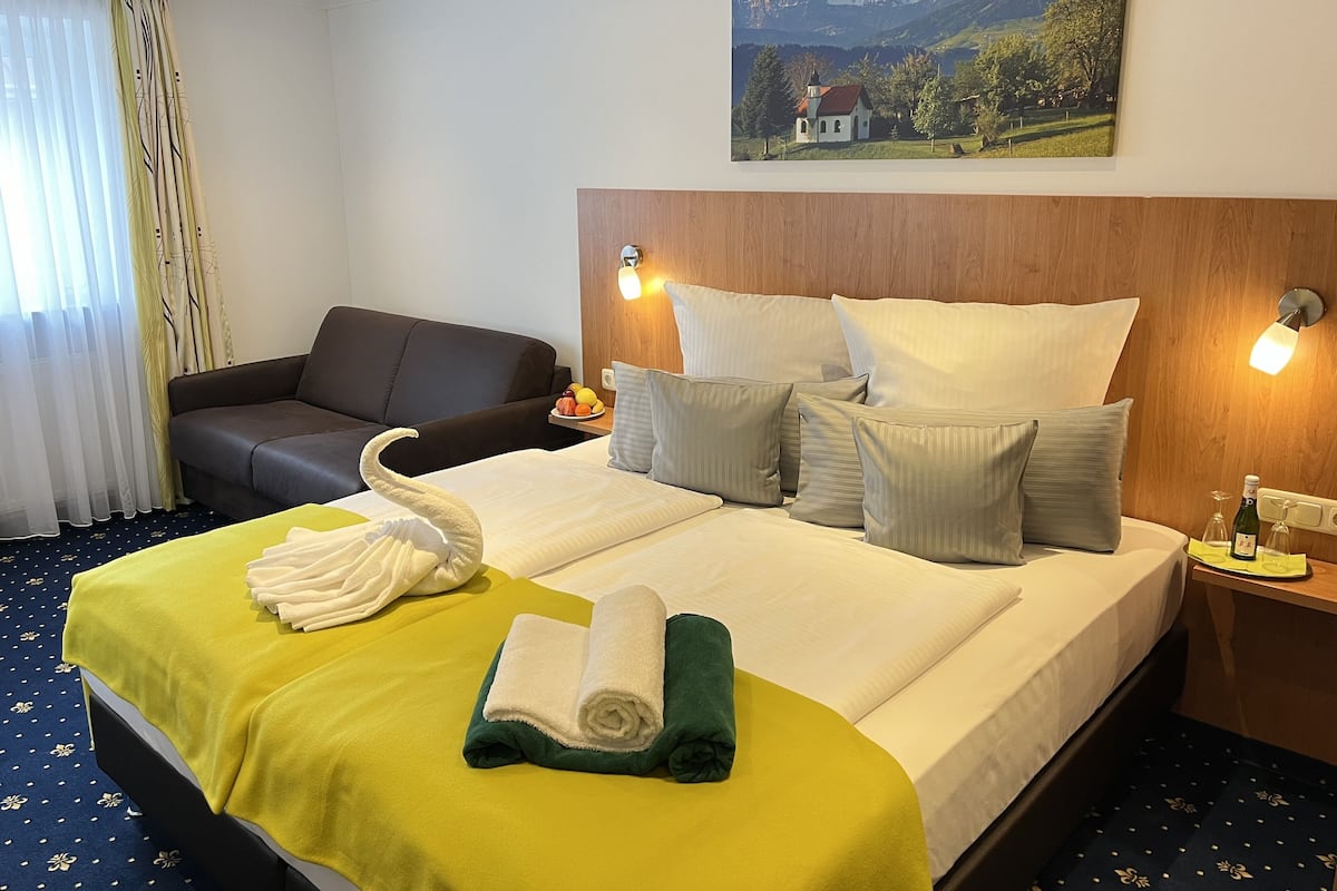 Superior trippelrum | 1 sovrum, allergitestade sängkläder och minibar