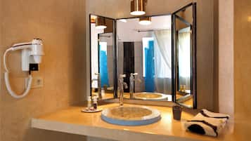 Suite Supérieure, 1 trÚs grand lit, non-fumeurs, vue océan | Salle de bain | Douche, douche à « effet pluie », articles de toilette gratuits