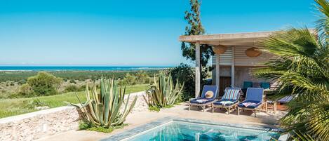 Außenpool, Sonnenschirme, Liegestühle