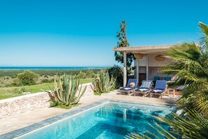 Outdoor pool, pool umbrellas, sun loungers - Riad Tamayourt Ocean View (Essaouira)