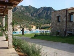 Alberca al aire libre por temporada y sombrillas en la alberca 