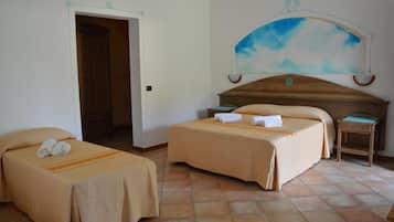 Ein Hotelzimmer mit zwei Betten, einem Holz-Kopfteil, einem Himmelbild und einer Tür.