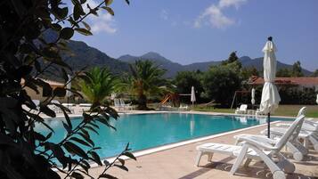 Piscine extérieure (ouverte en saison), parasols de plage
