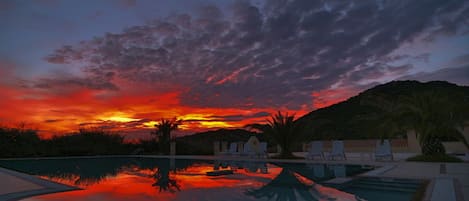 Piscine extérieure (ouverte en saison), parasols de plage