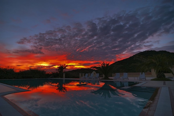 Piscina externa sazonal, funciona das 16h às 20h, guarda-sóis
