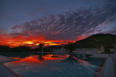 Una piscina al aire libre de temporada (de 16:00 a 20:00), sombrillas. Hotel Cardedu
