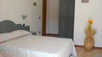 Chambre Double Standard | Minibar, coffres-forts dans les chambres, bureau