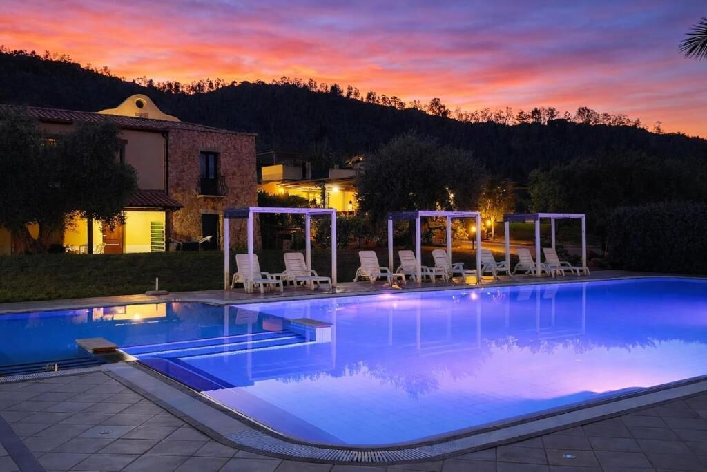 Una piscina al aire libre de temporada (de 16:00 a 20:00), sombrillas