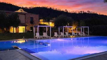 Seasonal outdoor pool, open 4 PM to 8 PM, pool umbrellas, sun loungers