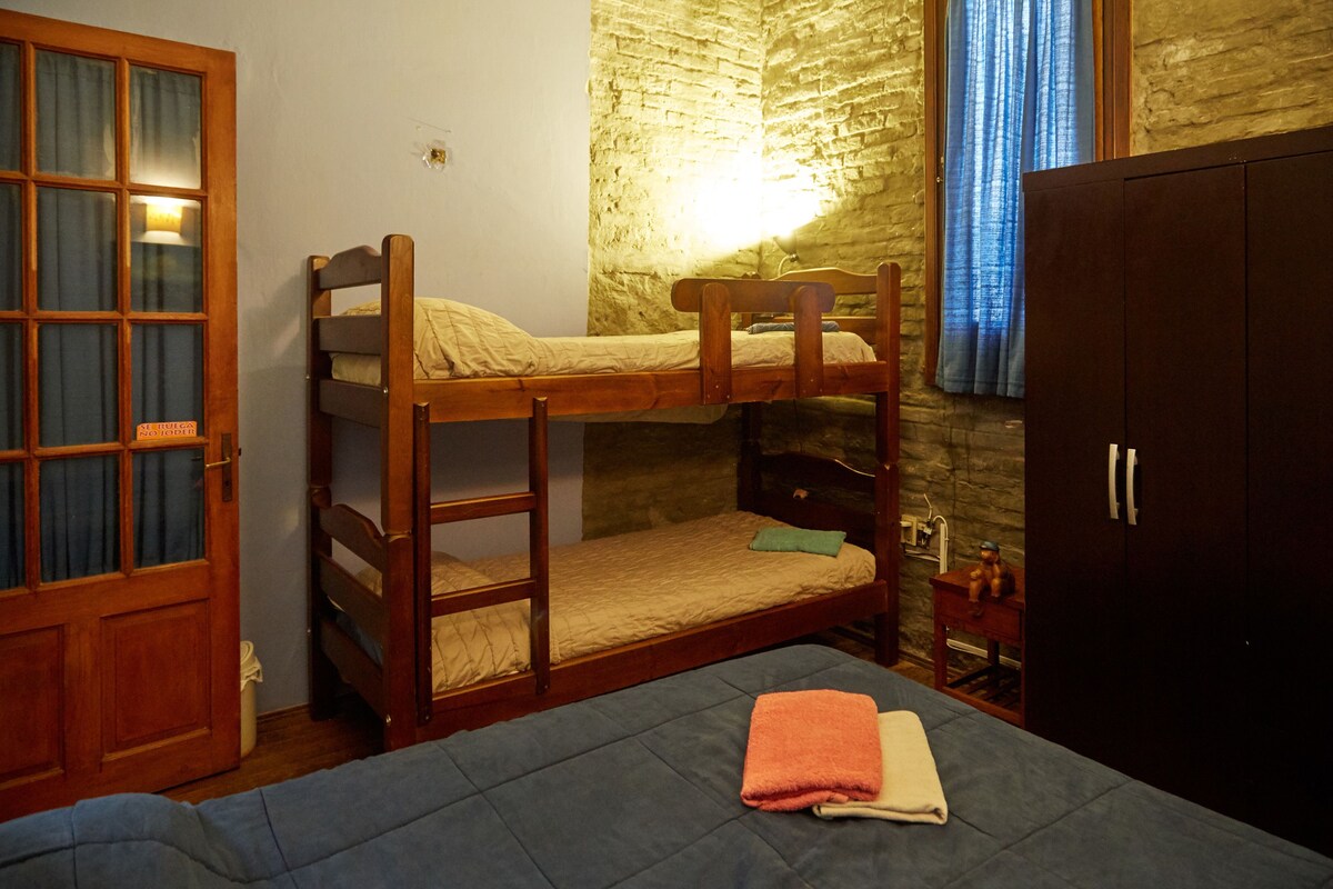 Klassieke vierpersoonskamer, 1 slaapkamer, gemeenschappelijke badkamer | Een strijkplank/strijkijzer, extra bedden (toeslag), gratis wifi