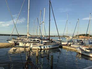 Un port de plaisance où de nombreux voiliers sont amarrés au quai.