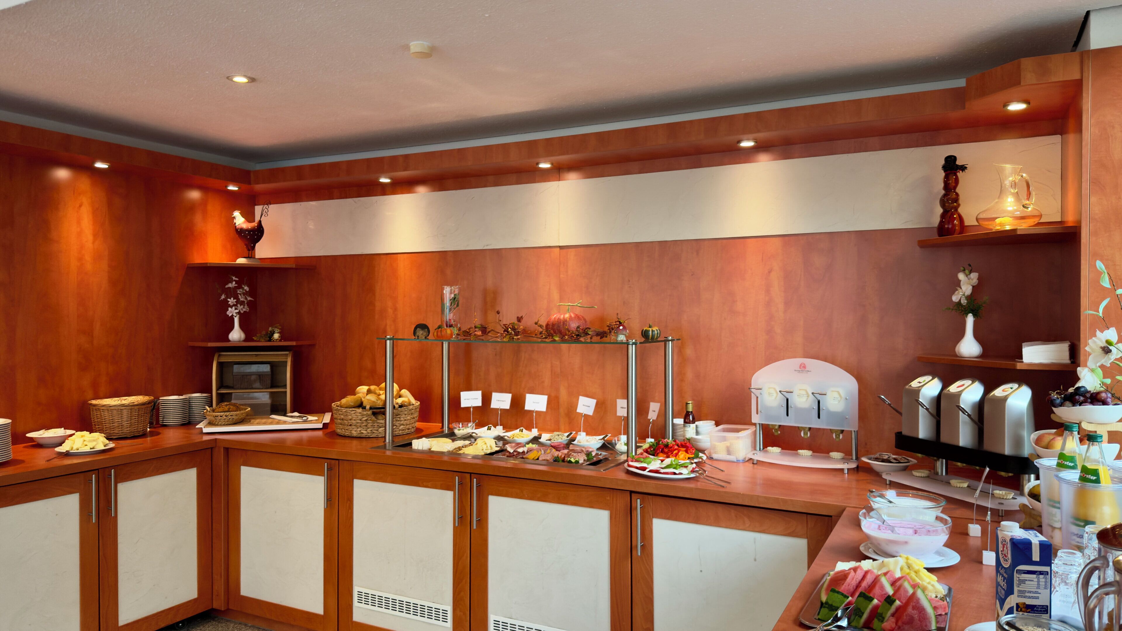 Un buffet proposant une variété de plats et un coin café.