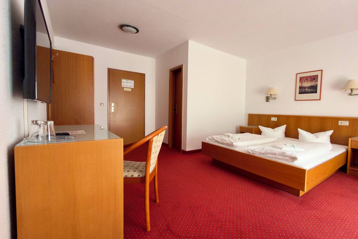 Ropa de cama hipoalergénica, minibar y escritorio 