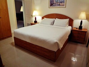 Premium bedding, pillowtop beds, in-room safe, desk - Mansouri Mansions Hotel (Manama)