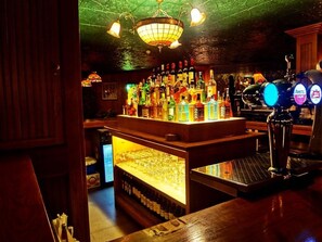 2 restaurants, breakfast, lunch, dinner served; international cuisine  - Mansouri Mansions Hotel (Manama)