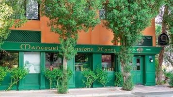 2 restaurantes; se sirven desayunos, almuerzos y cenas