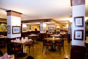 2 restaurants servant le petit déjeuner, le déjeuner et le dßner