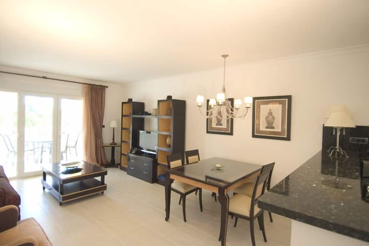 Departamento estándar, 2 habitaciones | Área de sala de estar | Televisión de pantalla plana de 36 pulgadas con canales digitales