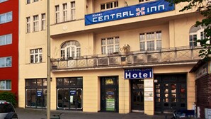 A hotel with a red building and a beige facade, featuring a blue sign with "Hotel Central Inn". - Central Inn am Hauptbahnhof (Berlin)