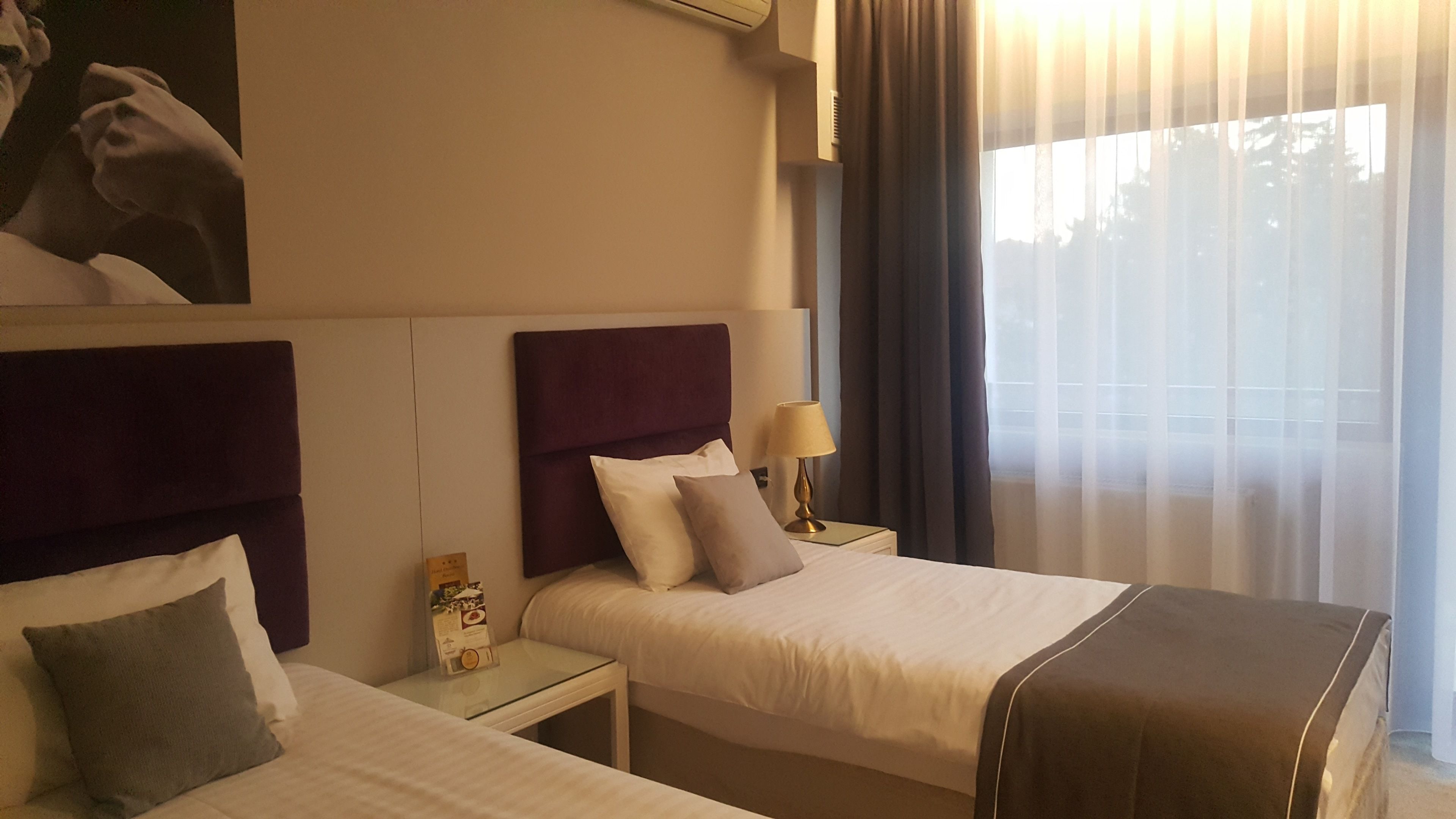 standard twin room | 1 bedroom, minibar, in-room safe, desk