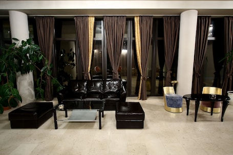 Sala de estar en el lobby. Hotel Dumbrava