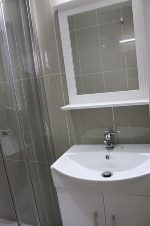 Shower, towels - Daisy Hotel Kings Cross (London)