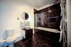 Chambre double, salle de bain attenante (Super King) | Salle de bain | Articles de toilette (gratuits), séchoir à cheveux, serviettes fournies