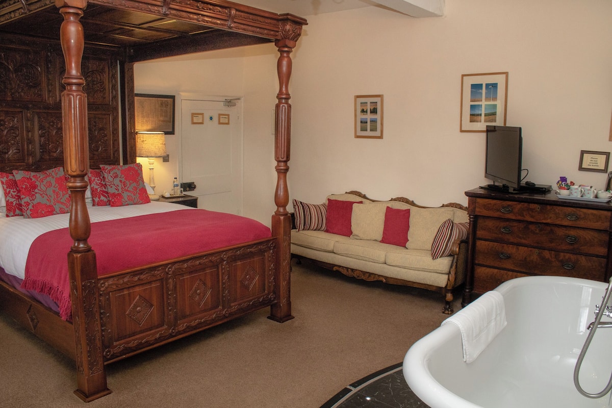 Luxury Double Room (Four Poster) | Premium bedding, individually decorated, individually furnished