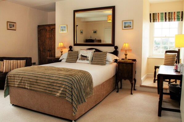 Superior-rum - 1 kingsize-säng | Sängtillbehör av högsta kvalitet, individuell inredning och unika möbler