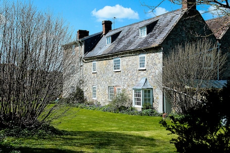 Exterior. Rollestone Manor