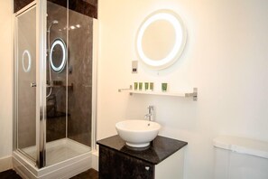 Kostenlose Toilettenartikel, Haartrockner, Handtücher, Seife