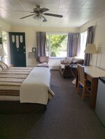 Escritorio, cortinas blackout y tabla de planchar con plancha 