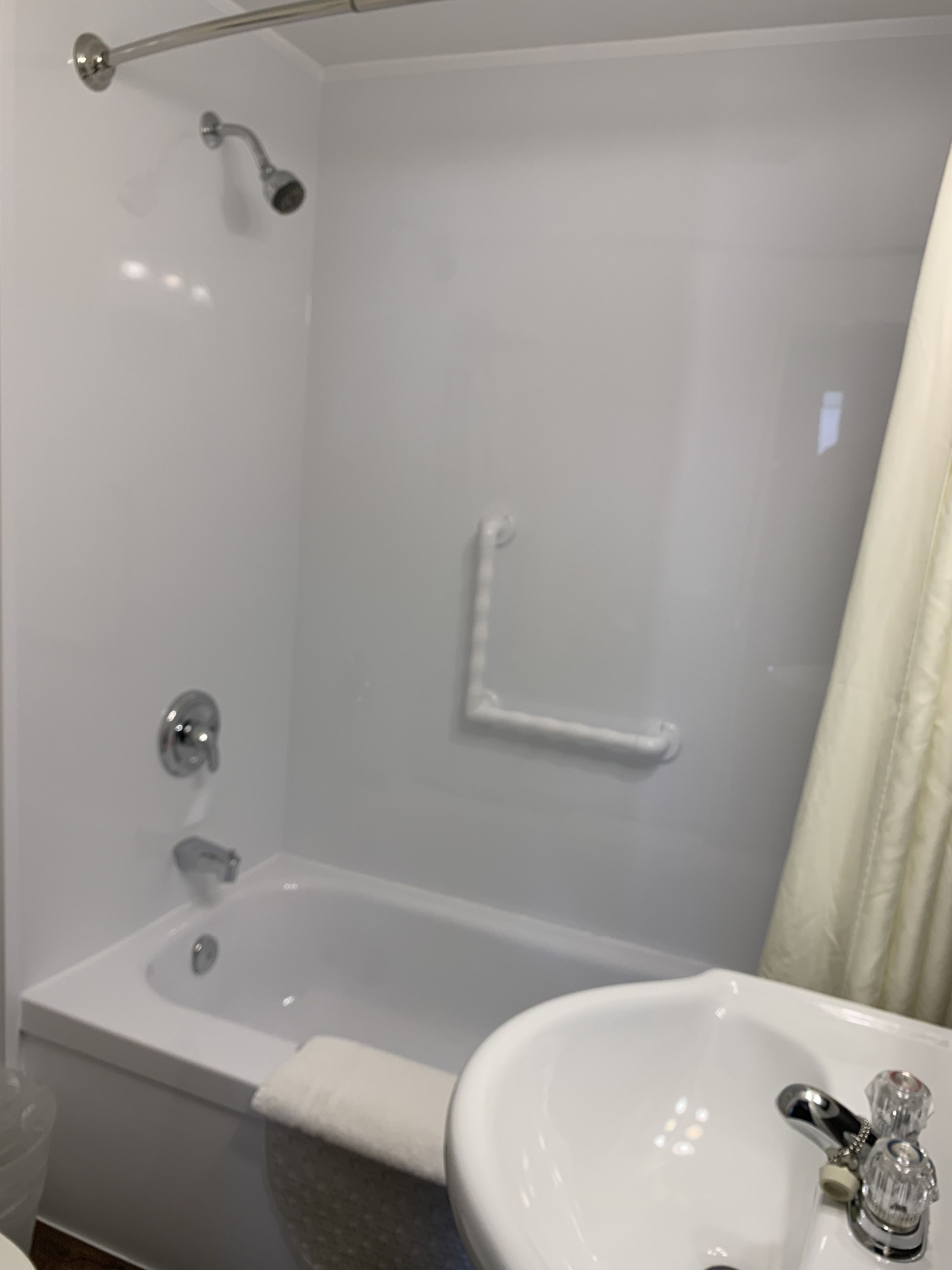 Un baño moderno con bañera, lavabo y ducha.