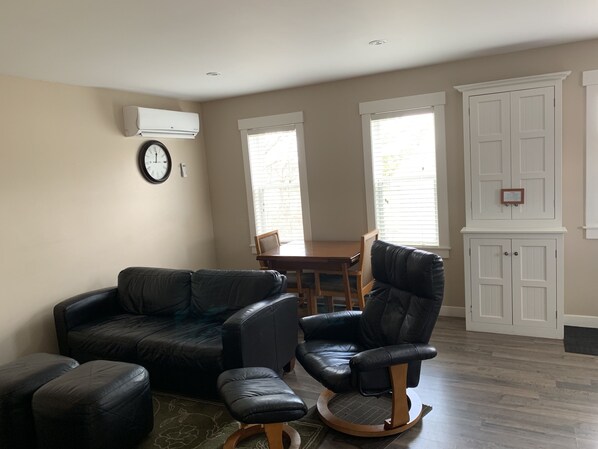 Deluxe cottage, 2 slaapkamers, niet-roken, keuken | Een bureau, verduisterende gordijnen, een strijkplank/strijkijzer