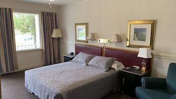 Standard Room, 1 Queen Bed, Non Smoking, Refrigerator & Microwave