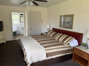 Deluxe Suite, 1 King Bed, Non Smoking, Jetted Tub | Desk, blackout curtains, iron/ironing board, free WiFi - The Lionstone Inn Motel and Cottages (Pictou)