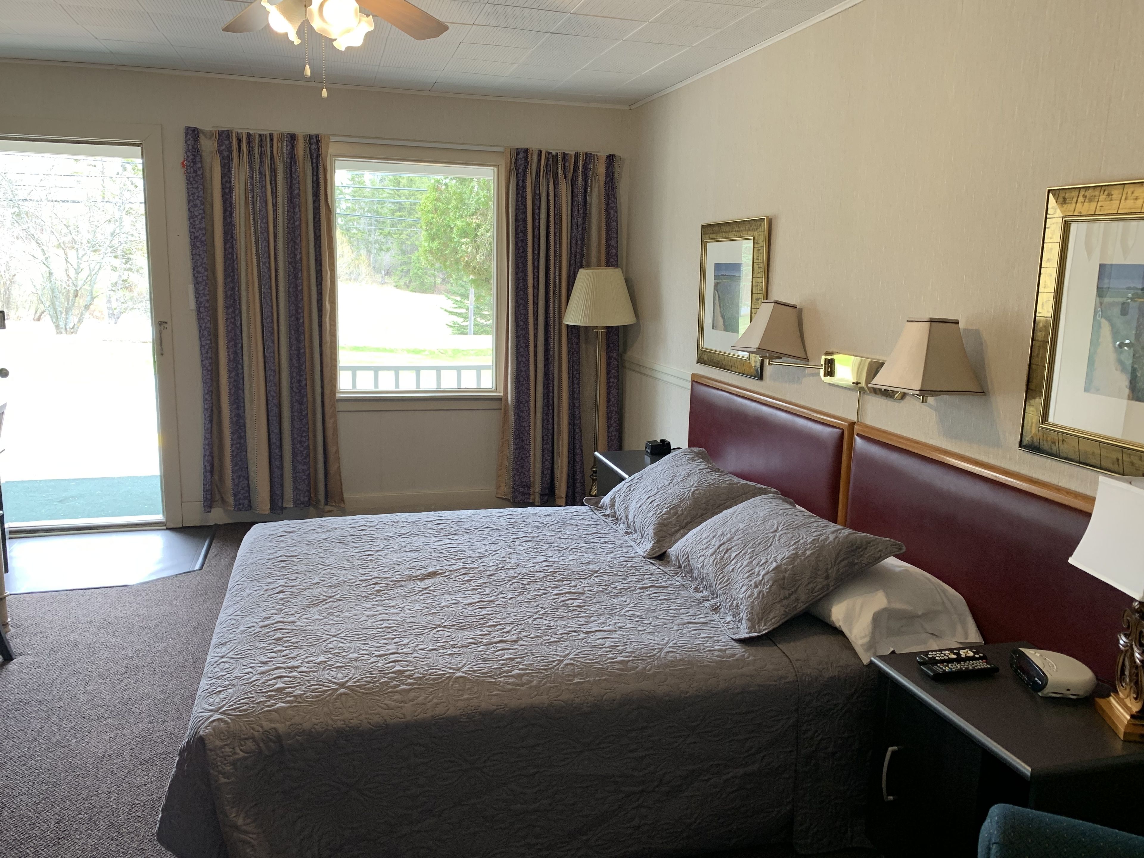 Escritorio, cortinas blackout y tabla de planchar con plancha 