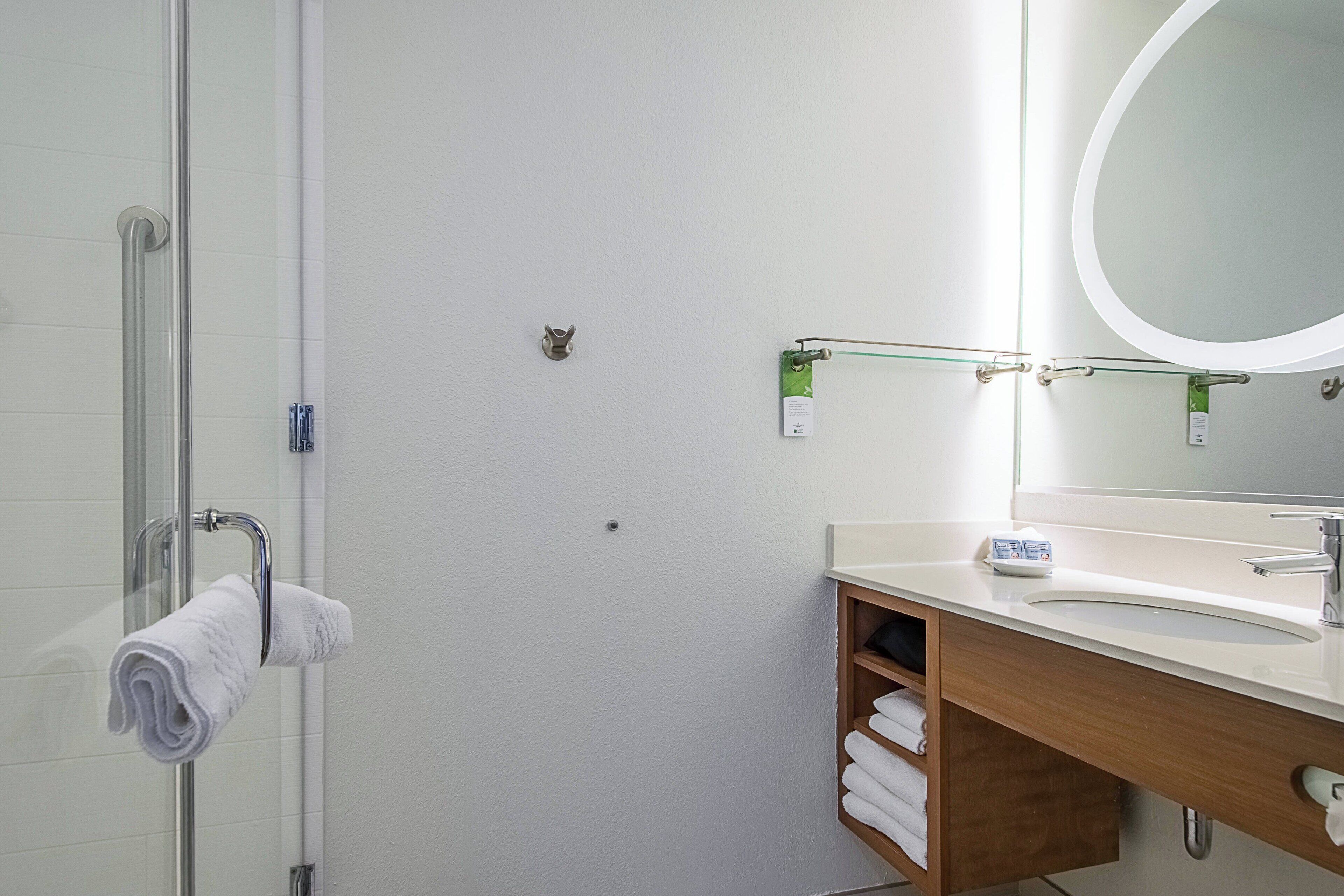 combined shower/bathtub, free toiletries, hair dryer, towels