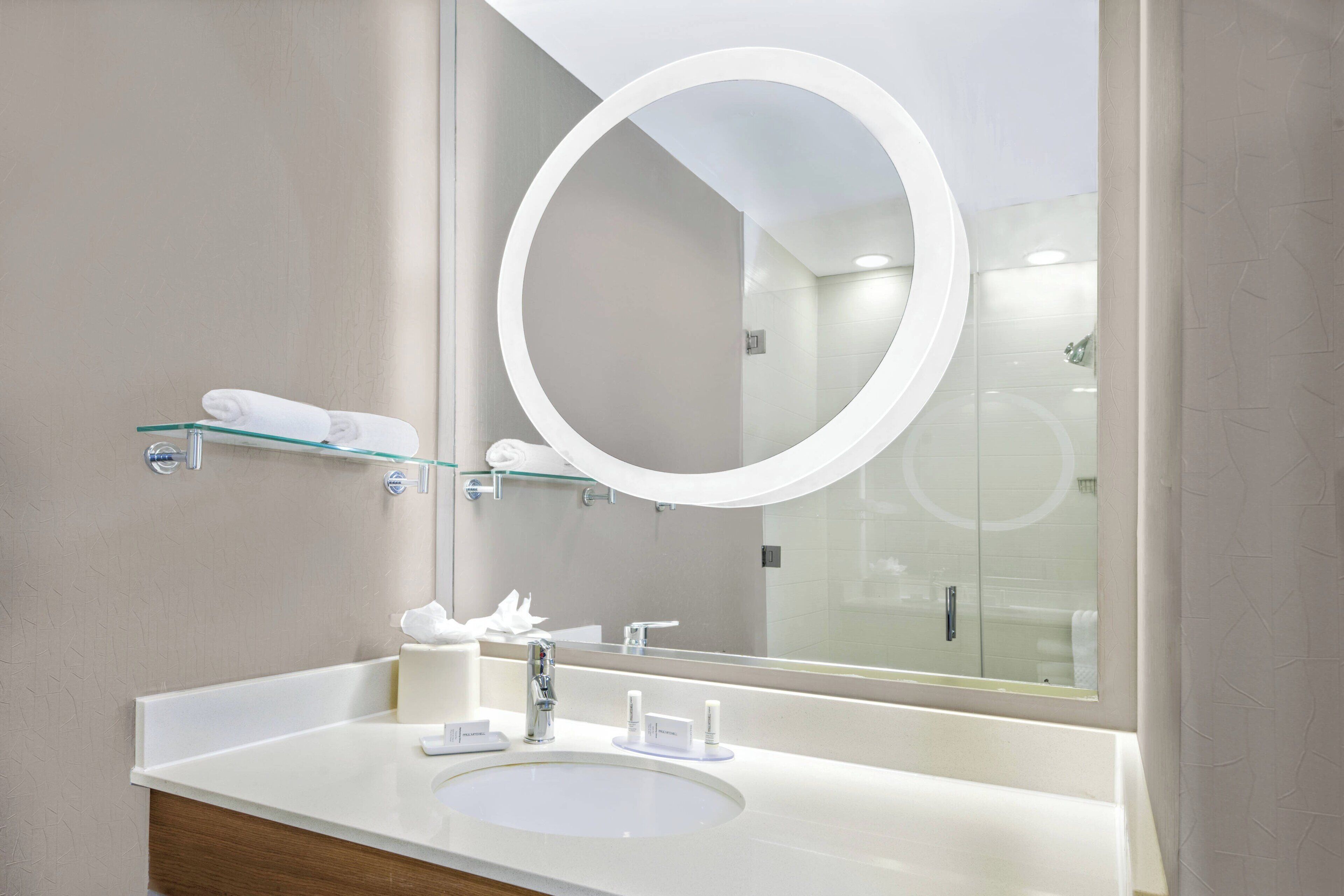 combined shower/bathtub, hair dryer, towels