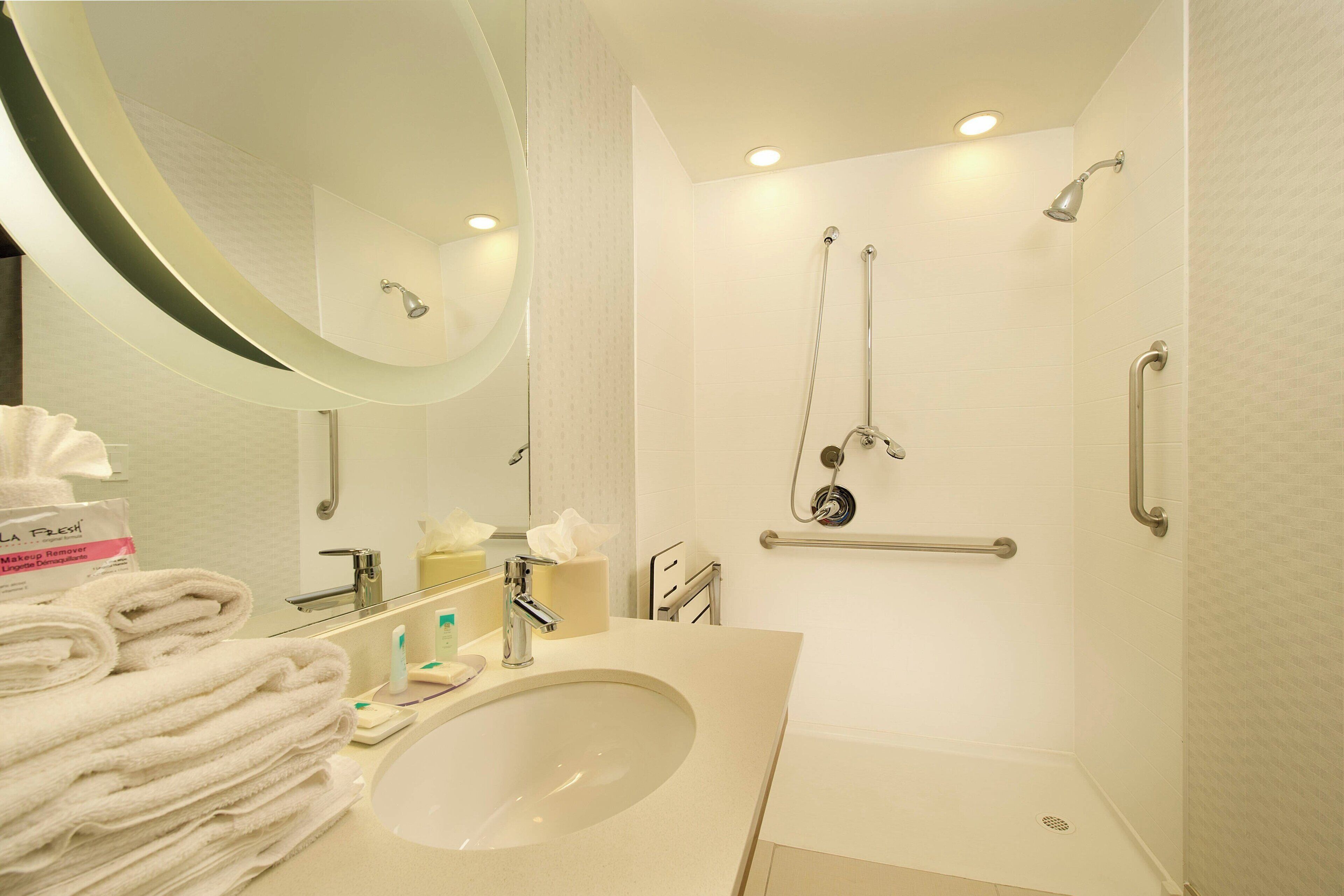 combined shower/bathtub, hair dryer, towels
